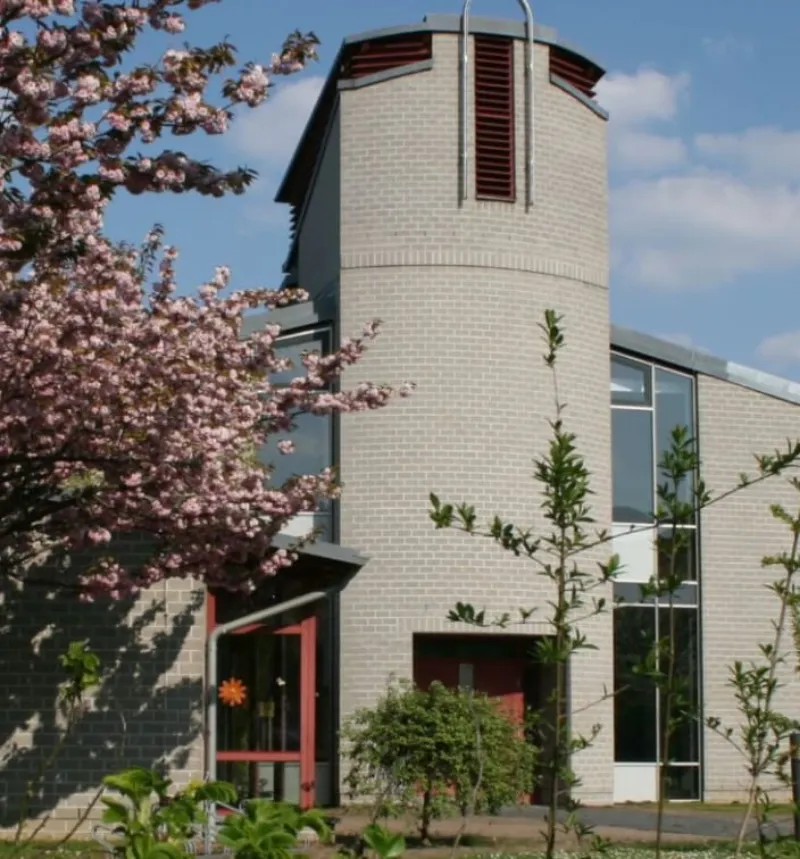 Die Versöhnungskirche Plauen mit blühendem Kirschbaum